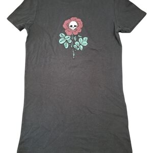 Aeropostale Black Short Sleeve Tee with Rose Skull Graphic